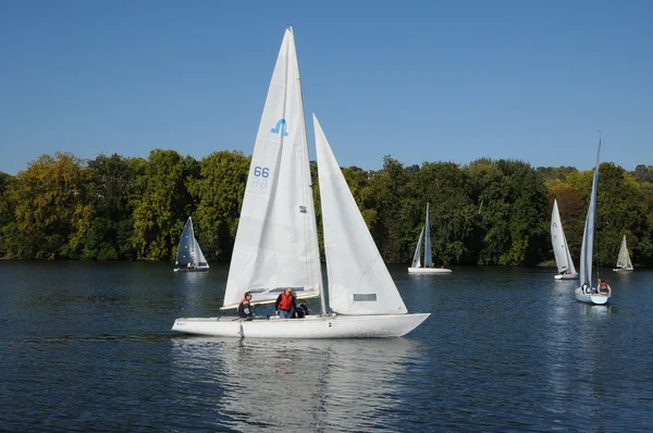 França, Les Mureaux, barco à vela no rio Sena — Fotografia de Stock