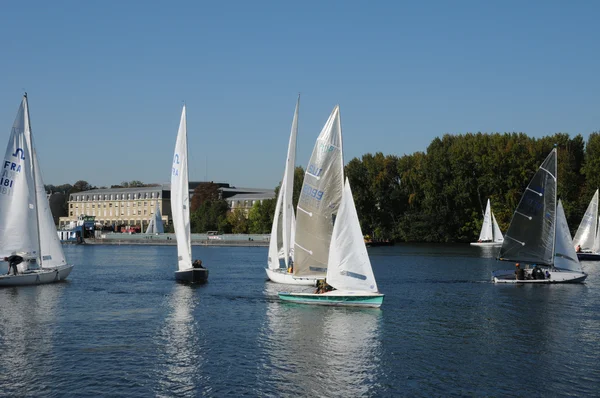 法国 les mureaux、 帆船在塞纳河上 — 图库照片
