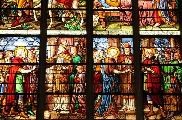 Frankrike, glassmaleri i katedralen i Pontoise – stockfoto
