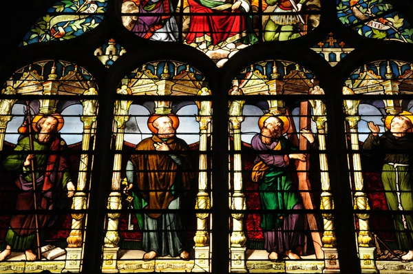 Francie, obarví-skleněná okna v katedrále pontoise — Stock fotografie