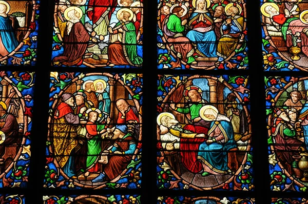 Perancis, jendela kaca patri di katedral Pontoise — Stok Foto