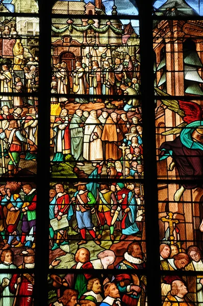 法国，在蓬图瓦兹的大教堂的彩色玻璃窗口 — 图库照片