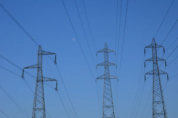 Frankreich, Stromleitungen im Val d Oise — Stockfoto