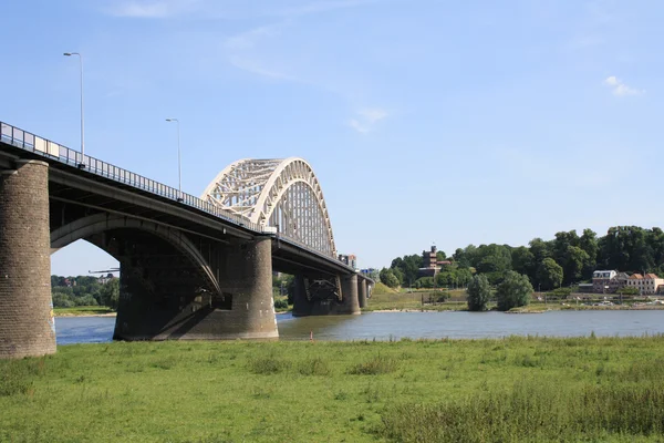 Waalbrug Nijmegen vanaf Великого посту — стокове фото