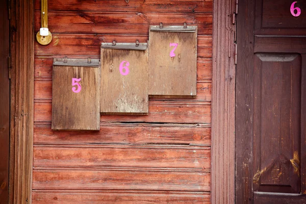 壁に木製のメールボックス — ストック写真