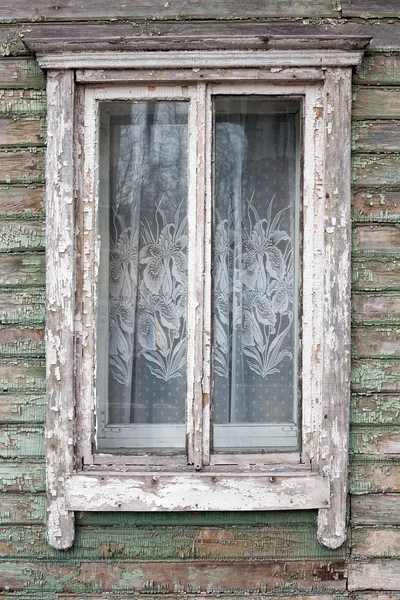 古い窓を壁に — ストック写真