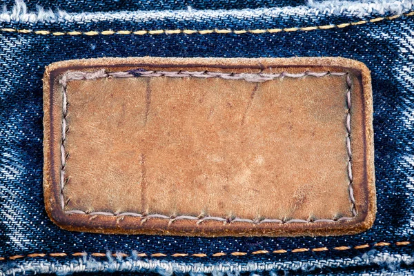 Boş deri jeans etiket kot dikilmektedir. — Stok fotoğraf