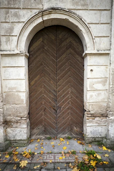 Деревянная дверь в стене — стоковое фото
