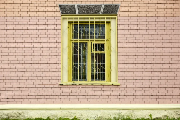 砖墙上的窗户 — 图库照片