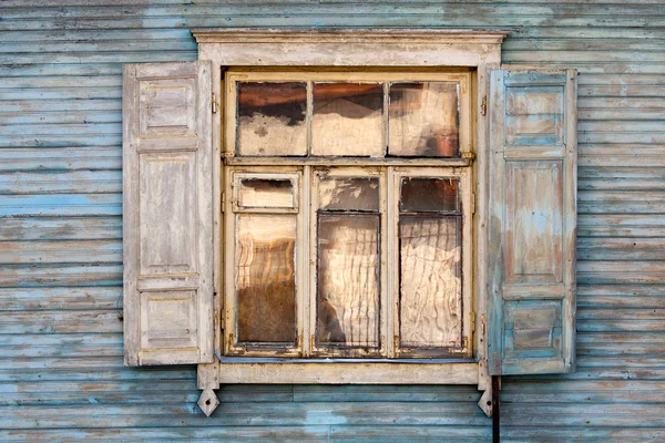 Jendela lama di dinding — Stok Foto