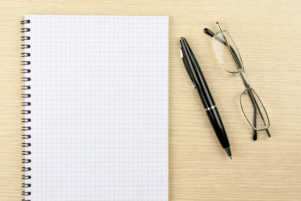 Notebook, bril en pen — Stockfoto