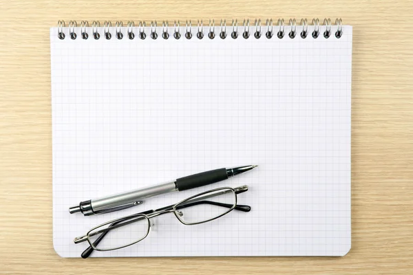 Zápisník, sklenice a pero — Stock fotografie