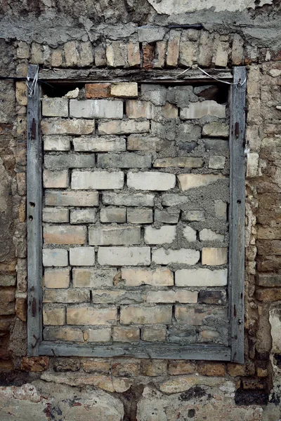 Vieux mur avec fenêtre immuable — Photo