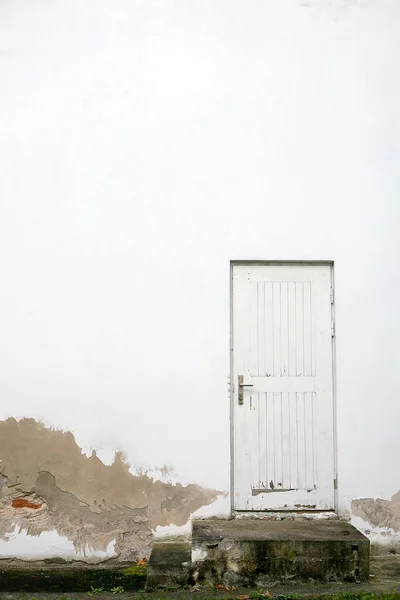 Oude witte muur met deuren — Stockfoto