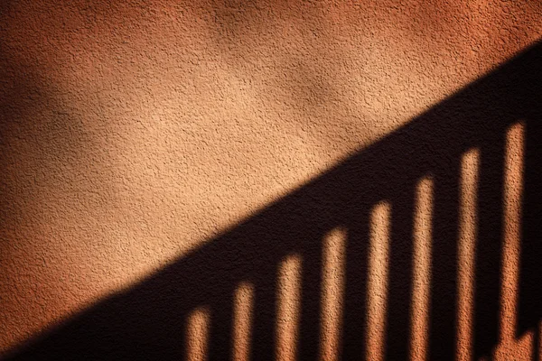壁にフェンスの影 — ストック写真