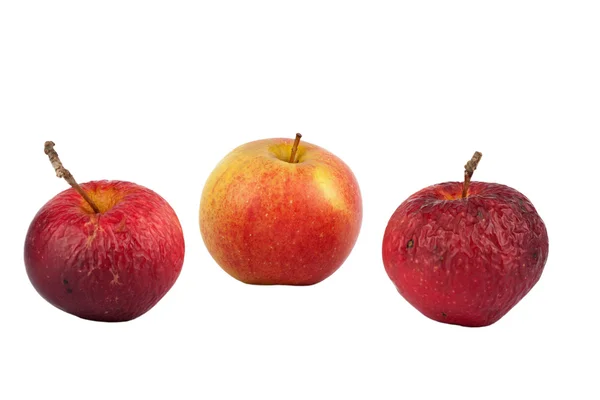 Dwa stare i jedno jabłko świeże — Zdjęcie stockowe