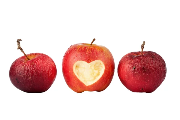 Jabłko z symbolem serca i dwa stare jabłka — Zdjęcie stockowe