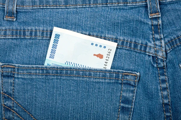 Geld in de zak, blue jeans — Stockfoto