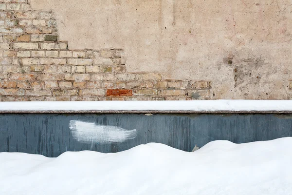 Tuğla duvar ve kar — Stok fotoğraf
