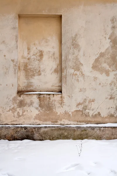 Старая стена с замурованным окном — стоковое фото