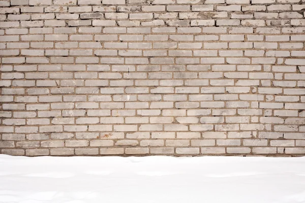 Ziegelmauer und Schnee — Stockfoto