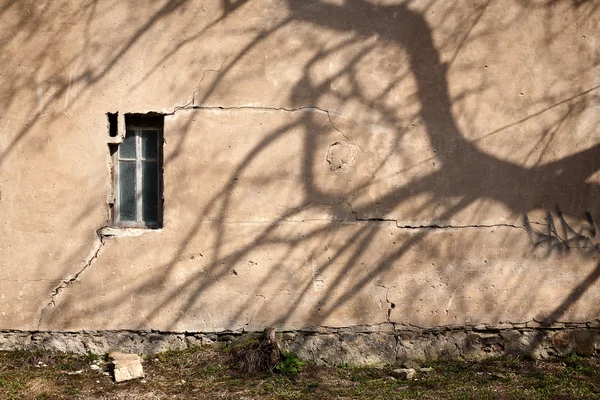 Старая стена и тень — стоковое фото