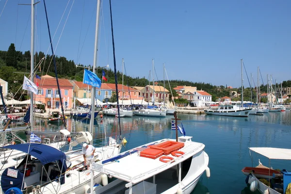 Puerto deportivo Fiskardo en Kefalonia, Grecia — Foto de Stock