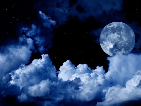 Luna llena con nubes y estrellas —  Fotos de Stock