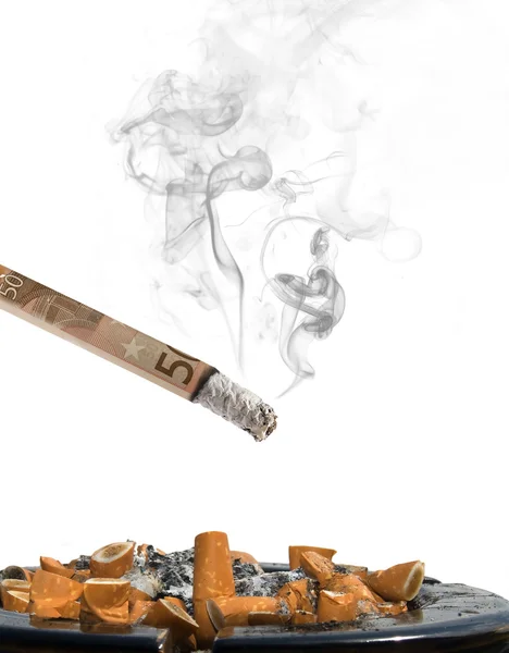 50 euro papieros popielniczka i dymu na białym tle — Zdjęcie stockowe