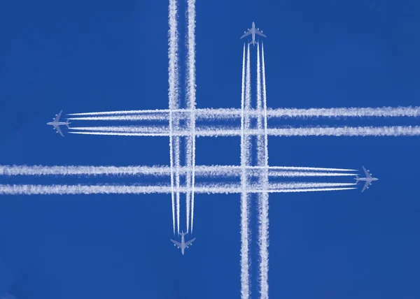 Cztery samoloty, które krzyż na niebie — Zdjęcie stockowe