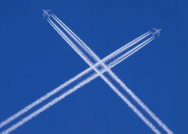 两架飞机在天空中跨 — 图库照片