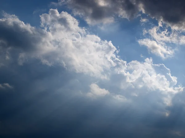 太阳光线和多云的天空 — 图库照片