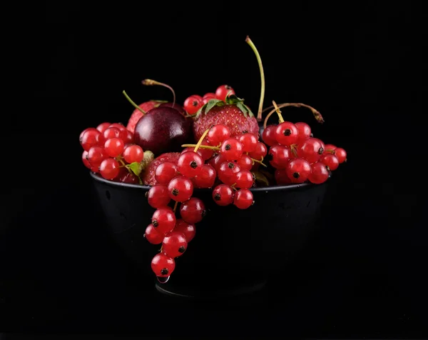 Φρέσκων κόκκινων φρούτων σε μαύρο φόντο — Φωτογραφία Αρχείου