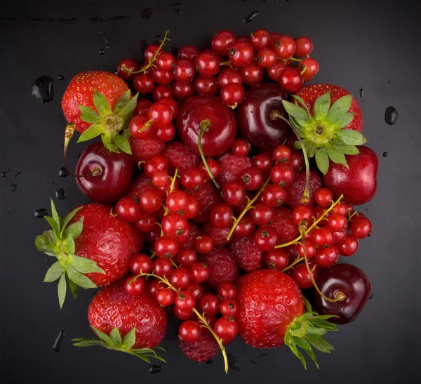 Frutta rossa fresca su sfondo nero — Foto Stock