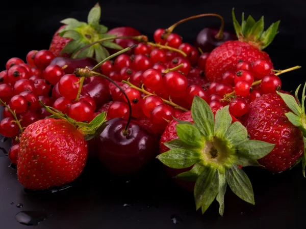 Frutta rossa fresca su sfondo nero — Foto Stock