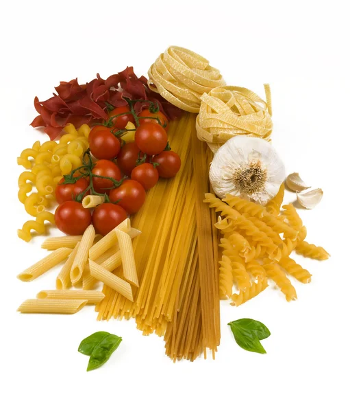 Annan typ av rå pasta med tomater vitlök och basilika — Stockfoto
