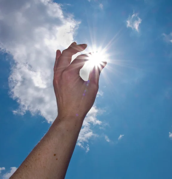 Hand fånga solen — Stockfoto