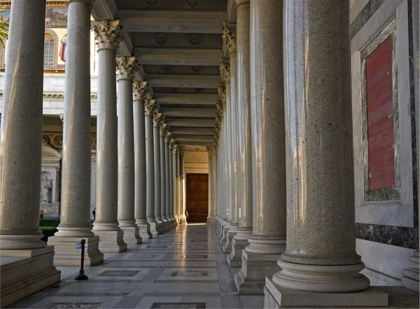 Columnas en la iglesia de san paolo en roma — Foto de Stock