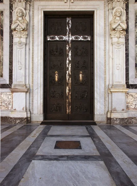 Church door with cross in saint Paolo basilica in rome — Stock Photo, Image