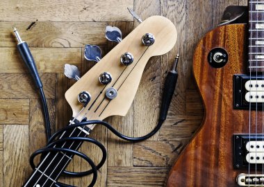 elektrik bas ve gitar ve ses kablosu