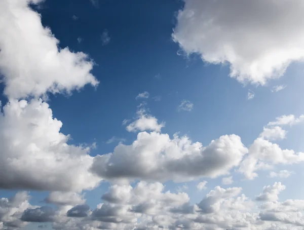 Υψηλής ποιότητας μπλε ουρανό με τα σύννεφα και το ηλιακό φως — Φωτογραφία Αρχείου