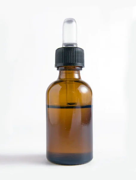 Botella con gotero aislado en blanco — Foto de Stock