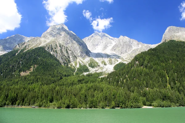 Lake and mountains in the Alps — Stock Photo, Image