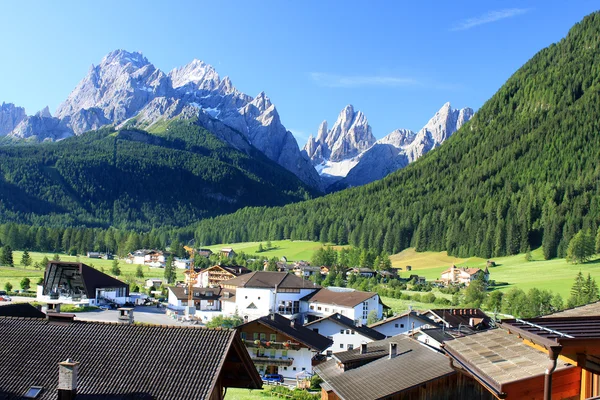 Villaggio Sexten nelle Dolomiti — Foto Stock