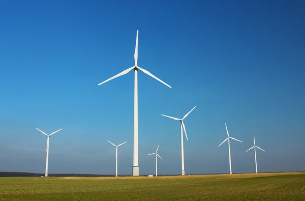 Větrná turbína energii rotoru a pole — Stock fotografie