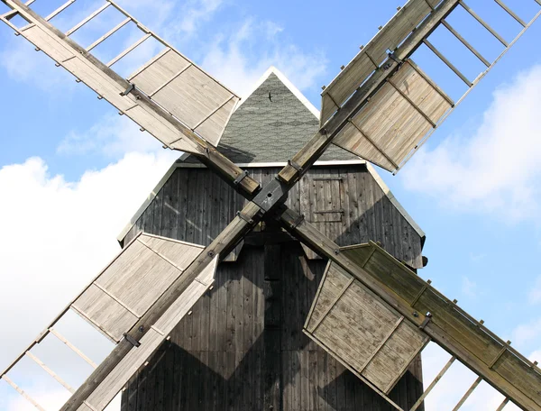 Alte traditionelle Windmühle — Stockfoto