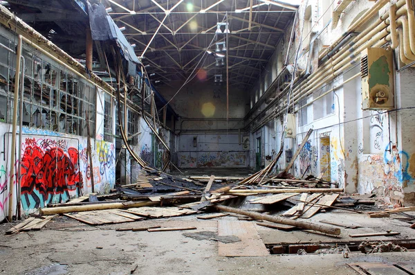 Старий зламаний покинутий завод — стокове фото
