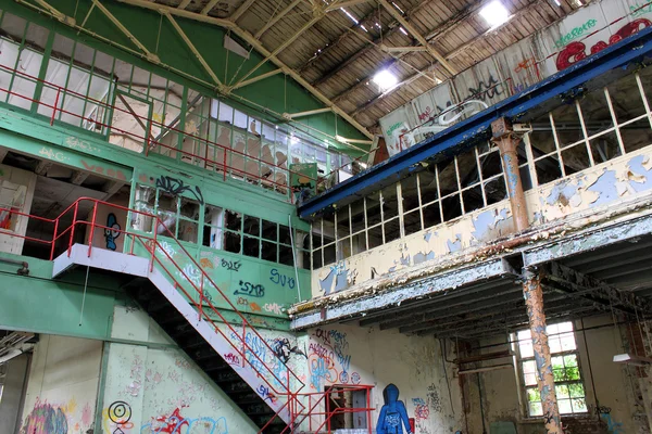 Régi törött elhagyott gyárban — Stock Fotó