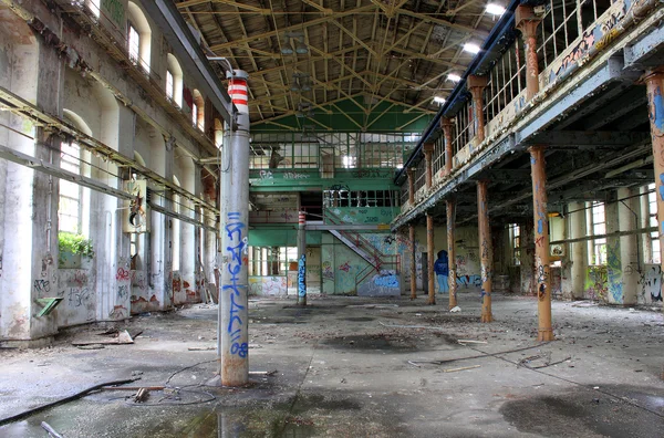 Eski kırık terk edilmiş fabrika — Stok fotoğraf
