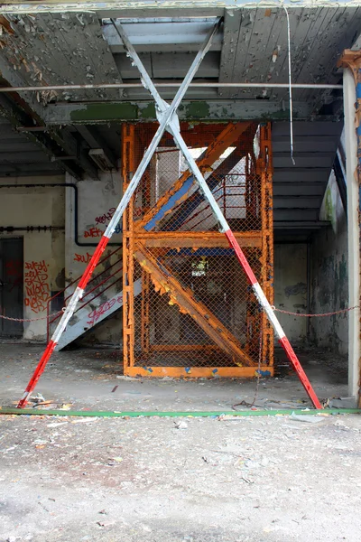 Ancienne usine abandonnée brisée — Photo